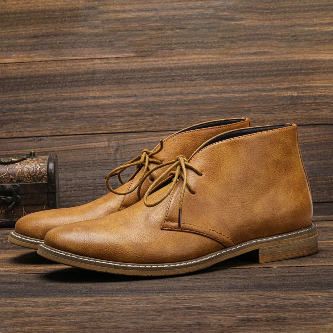 Boots mit Schnürung und verstärkten Nähten für Herren
