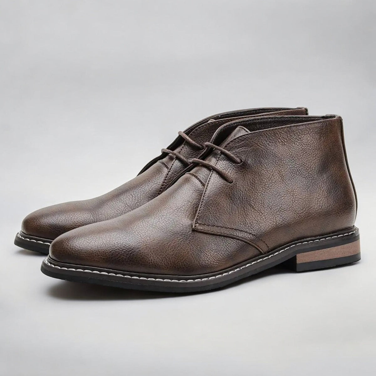 Boots mit Schnürung und verstärkten Nähten für Herren
