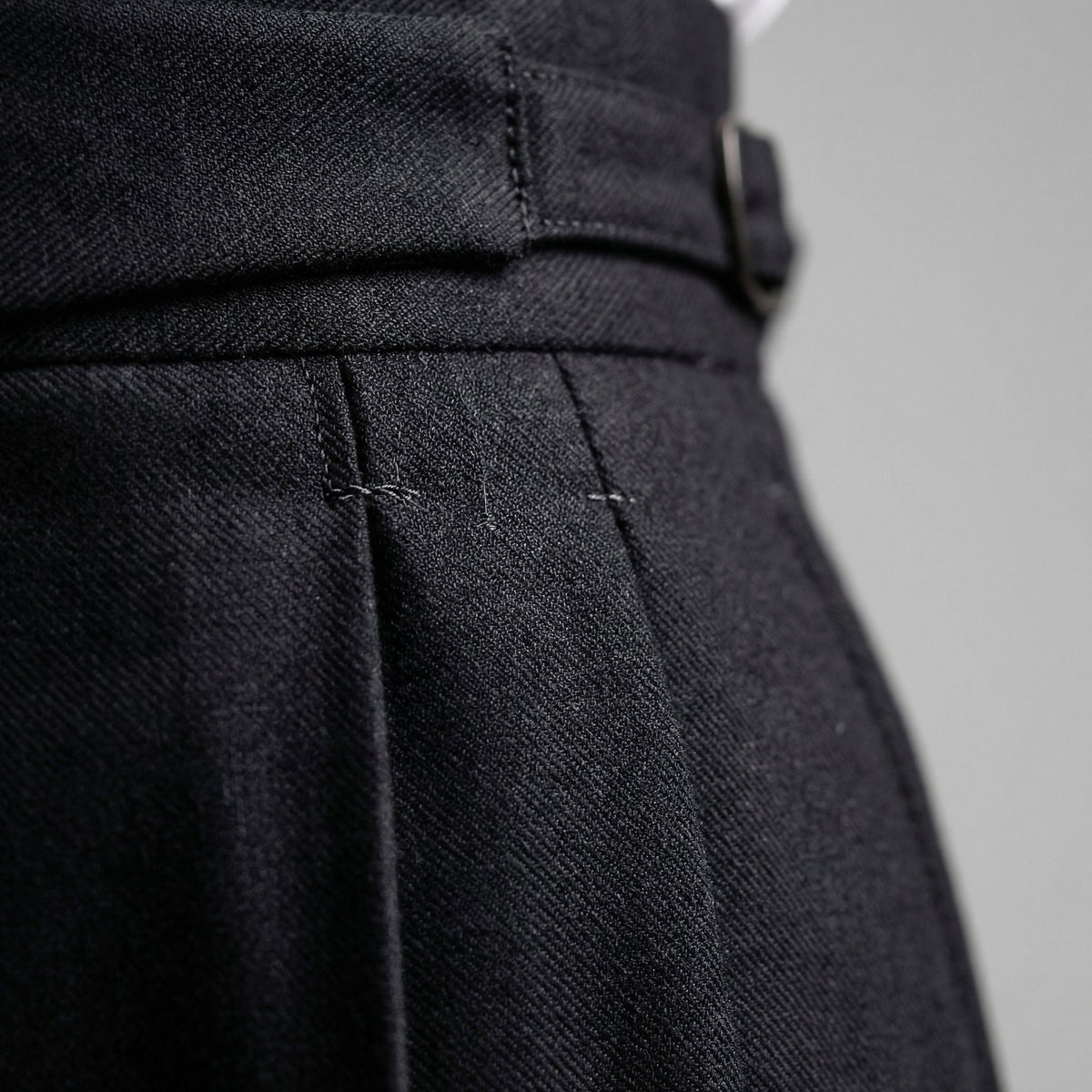 Bundfaltenhose mit geradem Bein und Knöchellänge für Herren