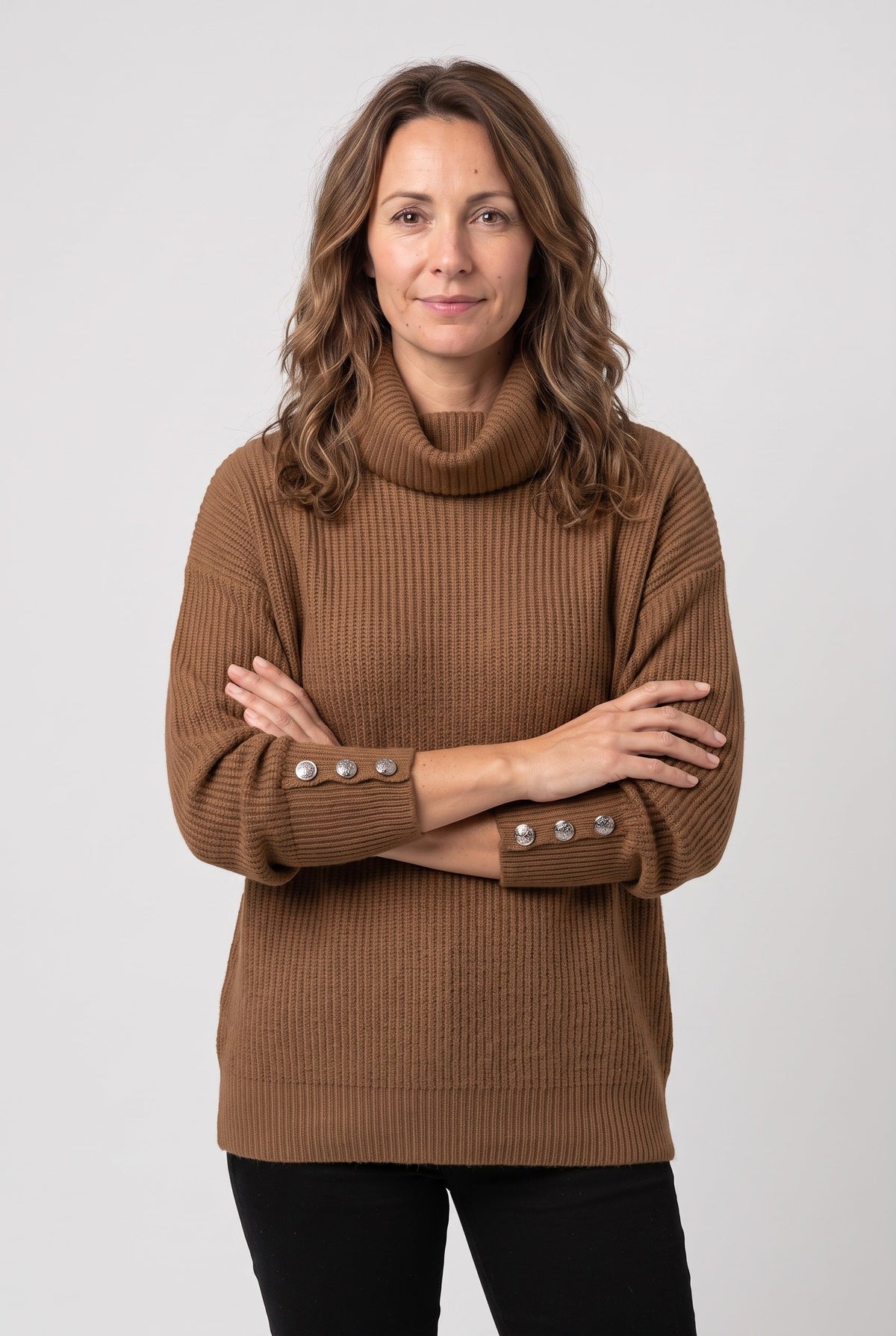 Rollkragenpullover mit Rippstrick und Knopfdetails für Damen - Braun
