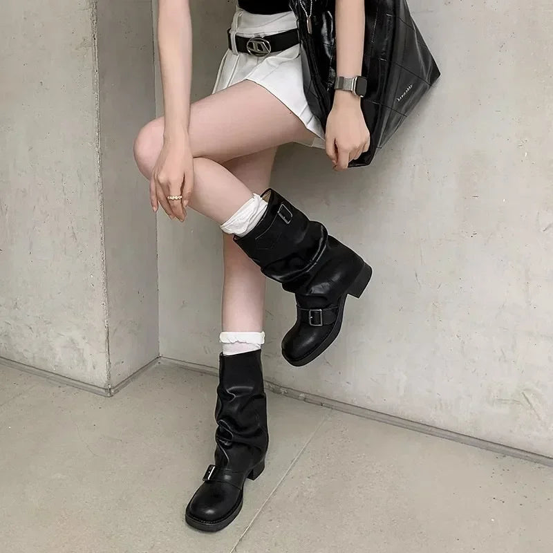 Stiefel mit Falten und Schnallen für Damen