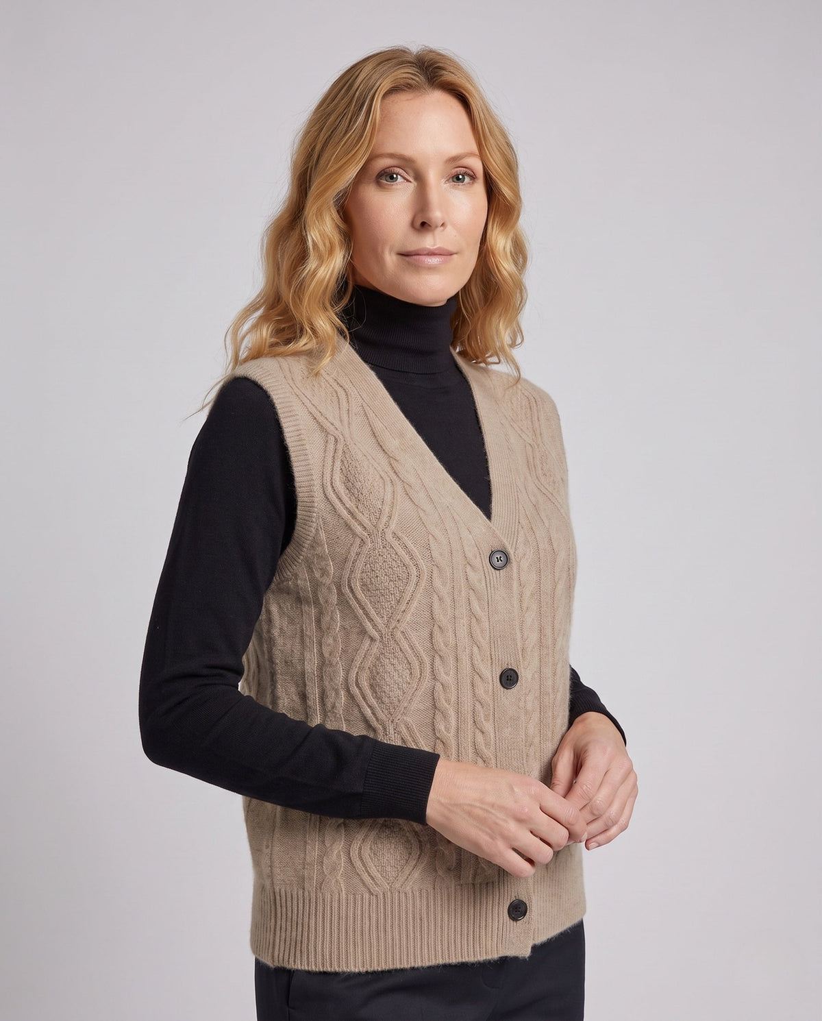 Strickweste mit Zopfmuster und V-Ausschnitt für Damen