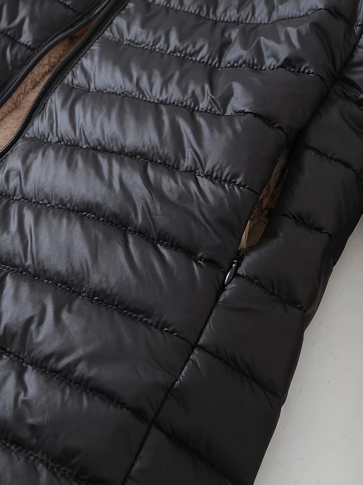 Langer Steppmantel mit Kapuze und Rippbündchen für Damen