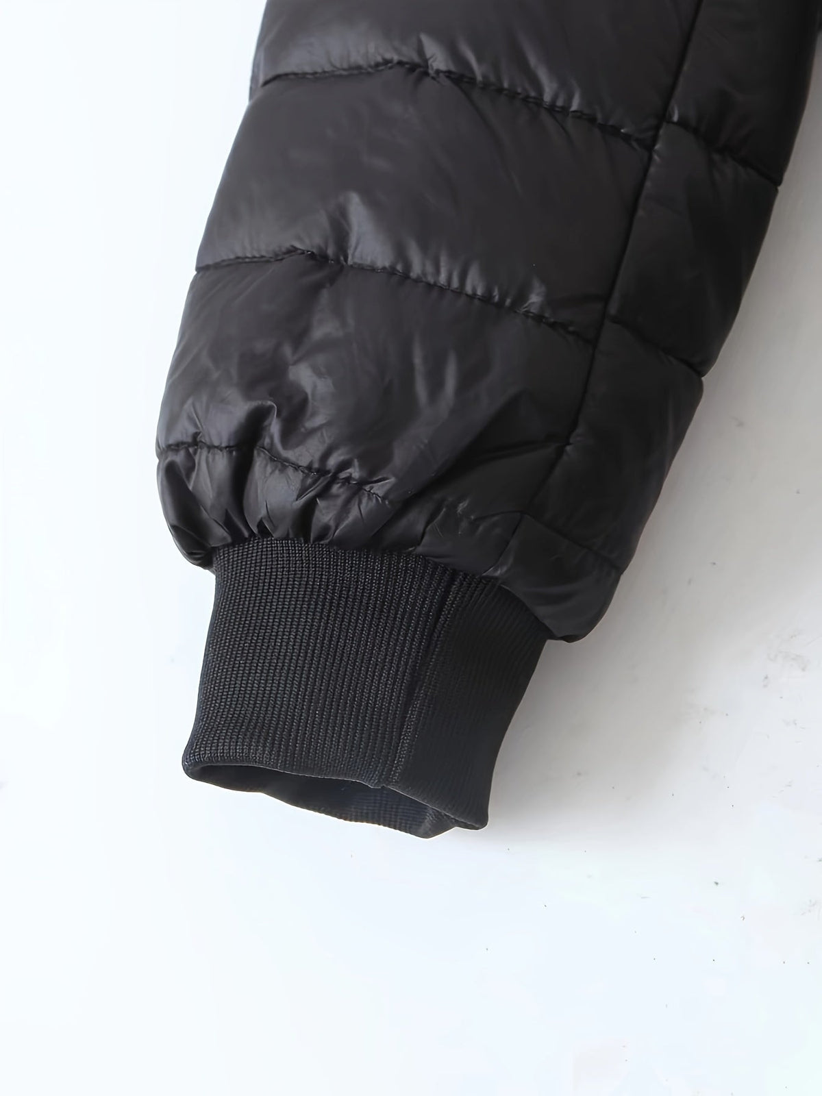Langer Steppmantel mit Kapuze und Rippbündchen für Damen