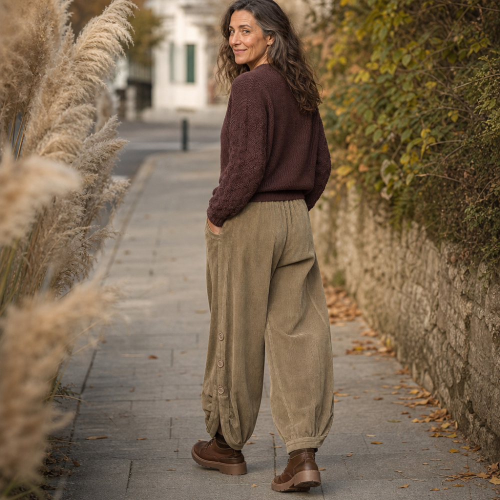Cordhose mit Ballonbein und Zierknöpfen für Damen