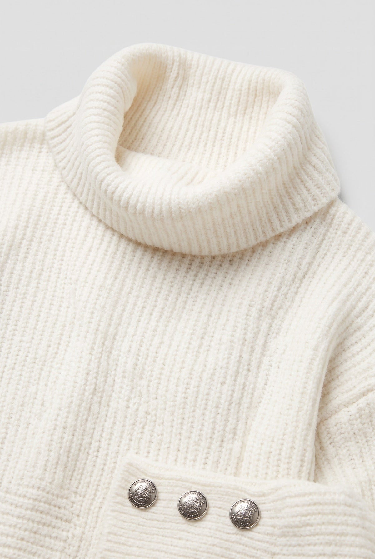 Rollkragenpullover mit Rippstrick und Knopfdetails für Damen