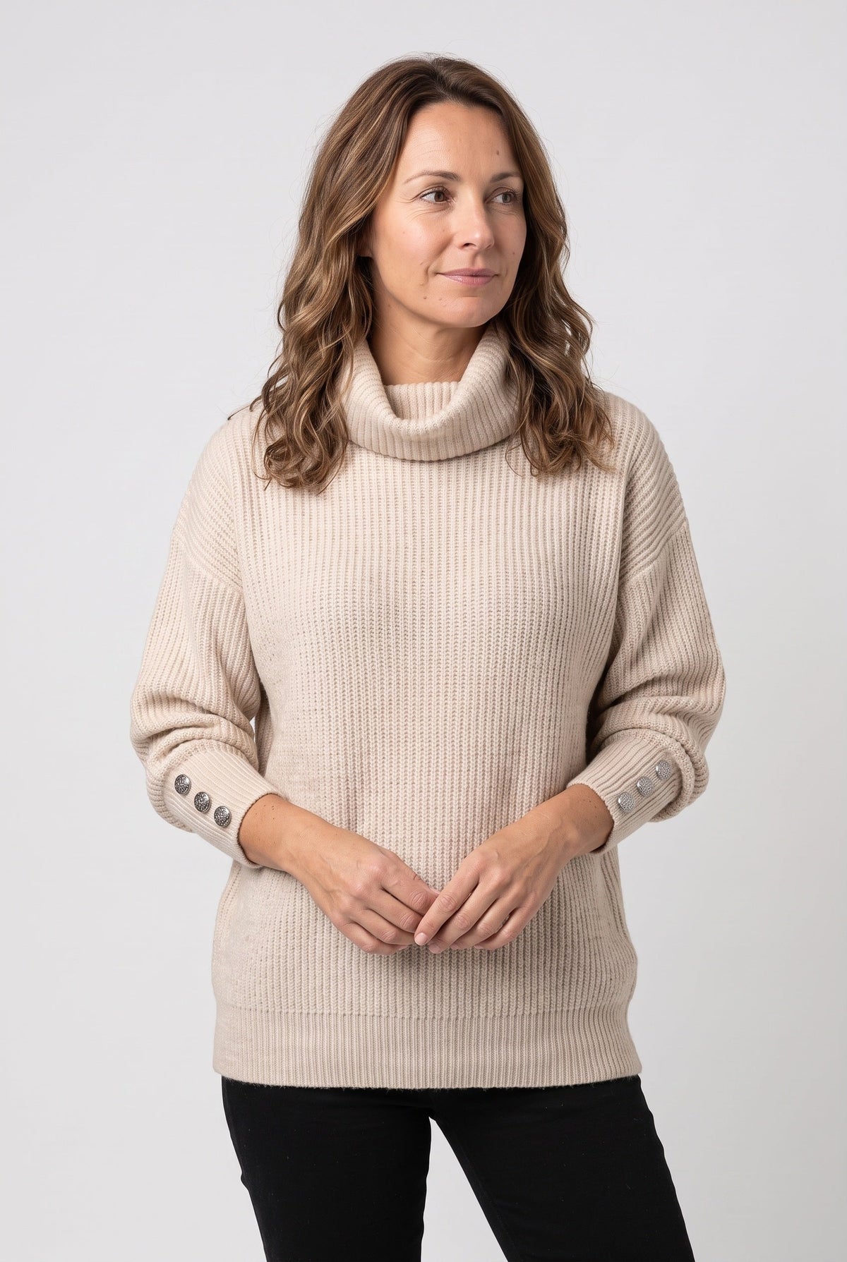 Rollkragenpullover mit Rippstrick und Knopfdetails für Damen - Beige
