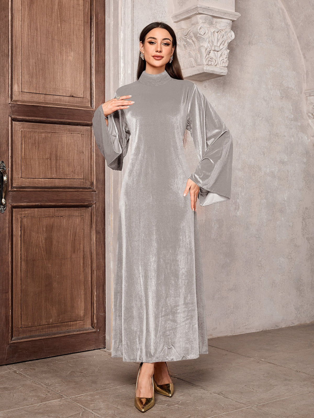 Samtkleid mit Stehkragen und Glockenärmeln für Damen