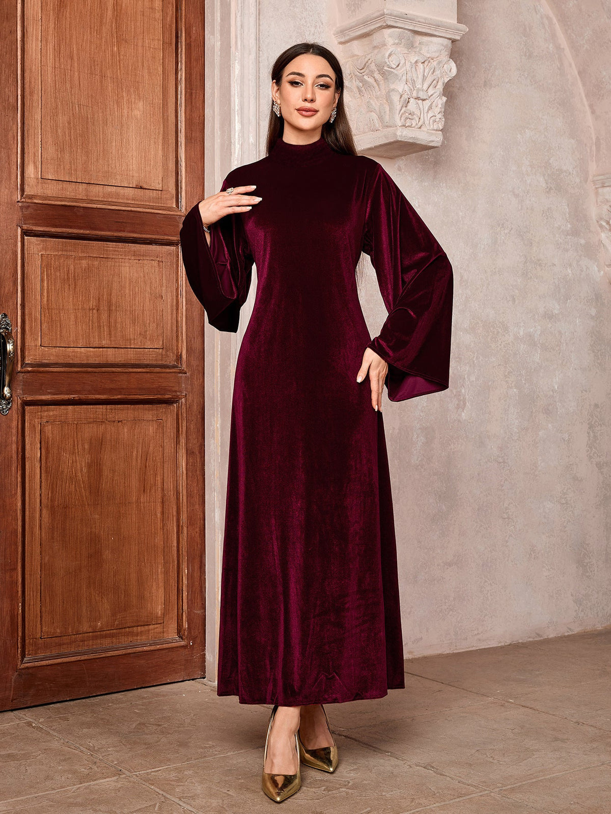 Samtkleid mit Stehkragen und Glockenärmeln für Damen