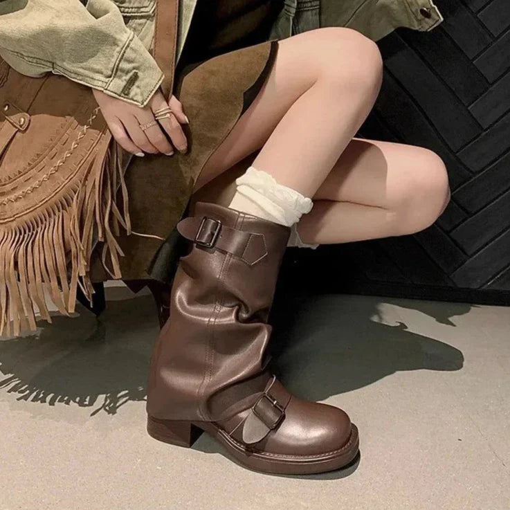Stiefel mit Falten und Schnallen für Damen