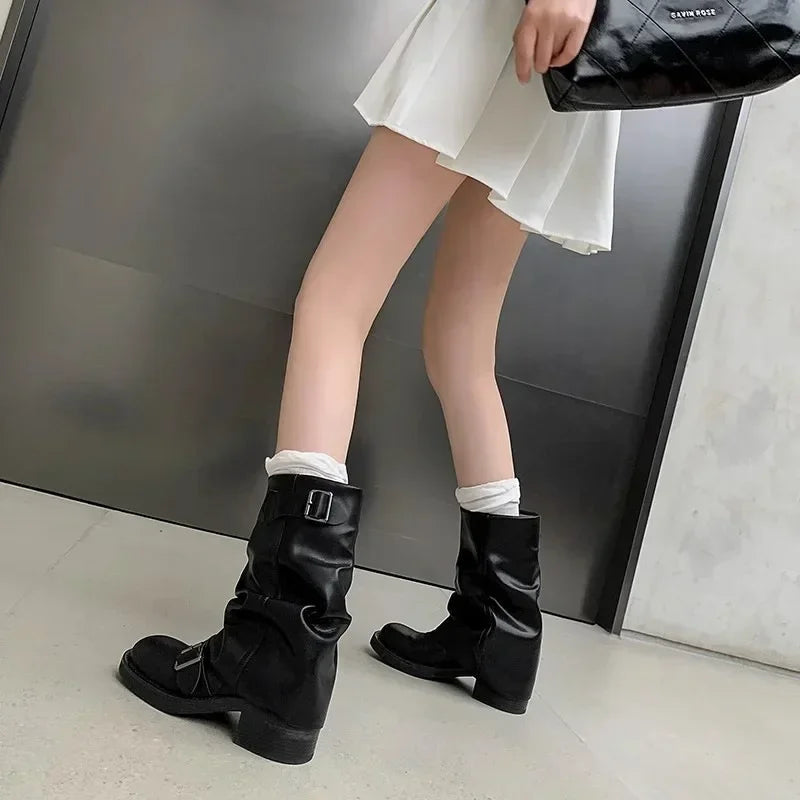 Stiefel mit Falten und Schnallen für Damen