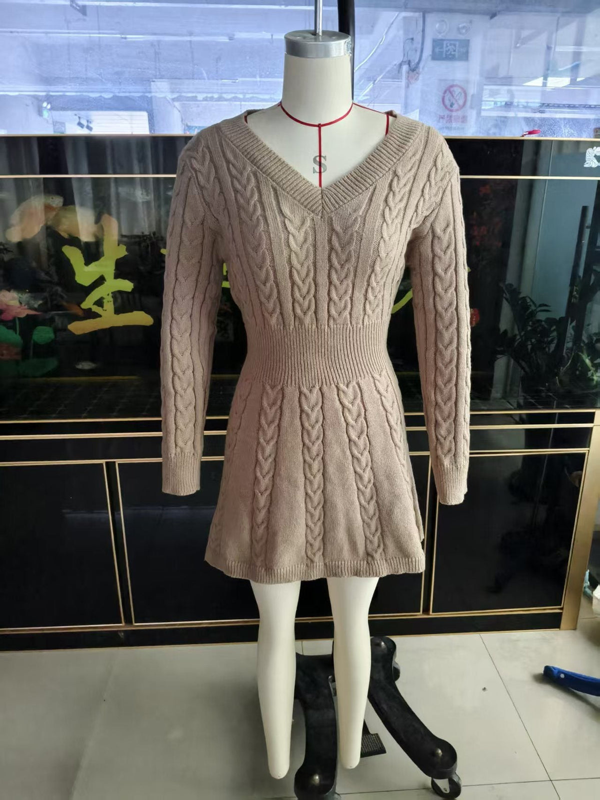 Strickkleid mit Zopfmuster und V-Ausschnitt für Damen