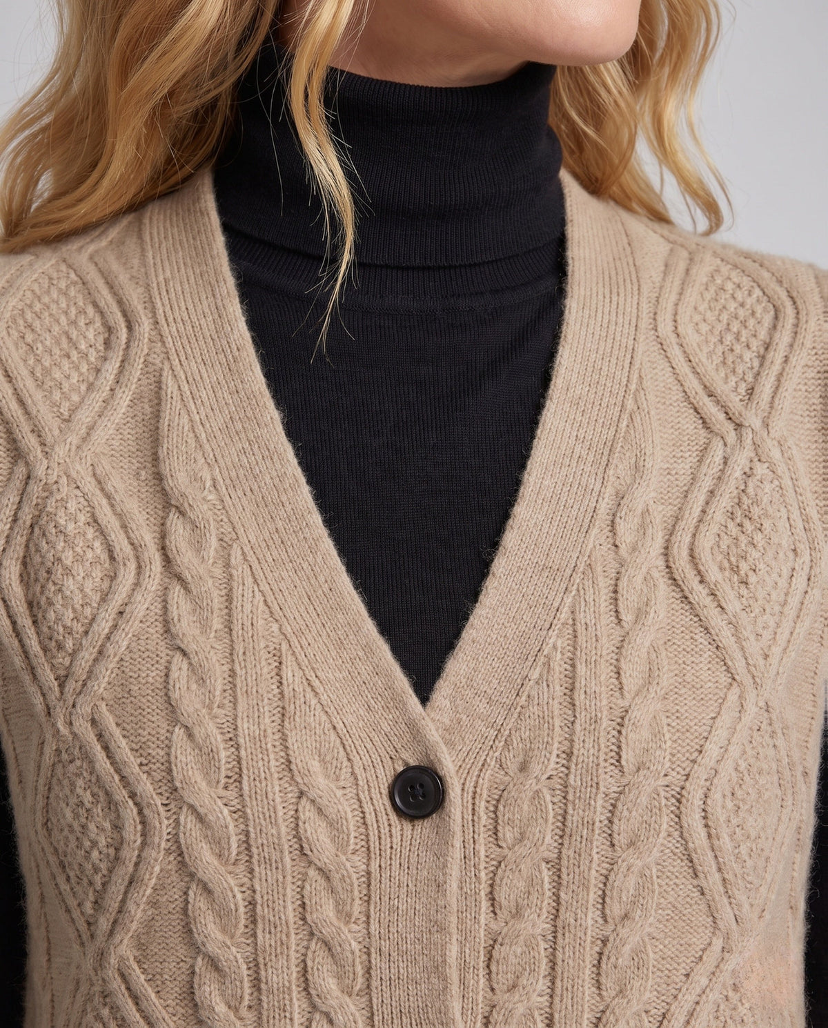 Strickweste mit Zopfmuster und V-Ausschnitt für Damen