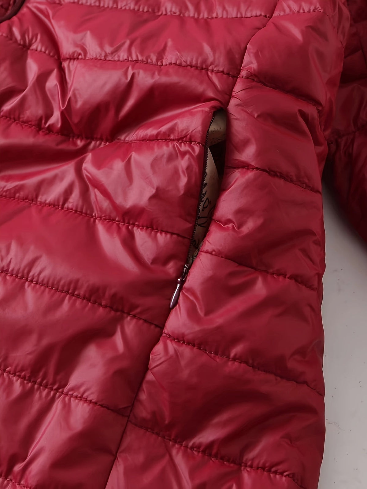 Langer Steppmantel mit Kapuze und Rippbündchen für Damen