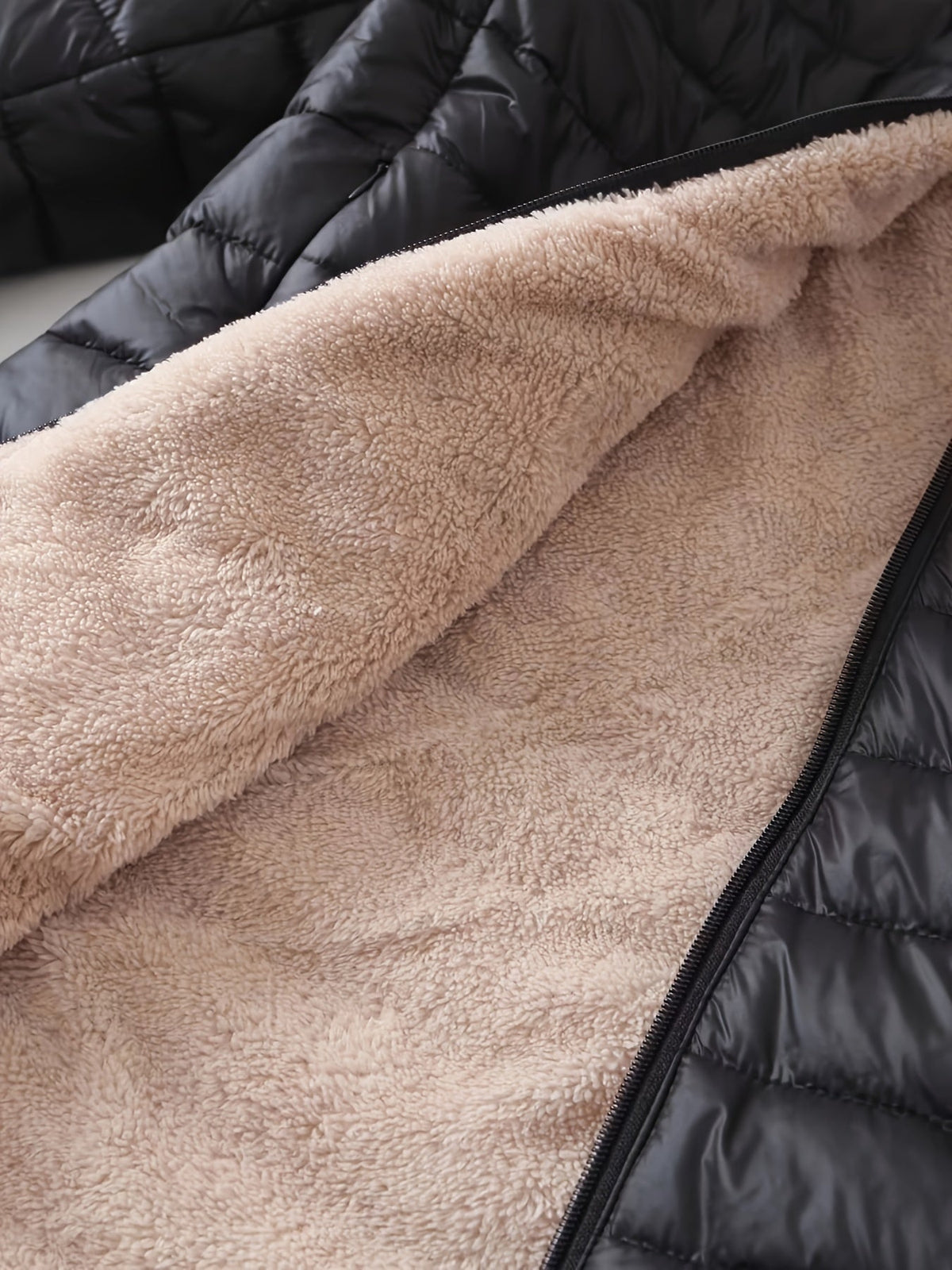 Langer Steppmantel mit Kapuze und Rippbündchen für Damen